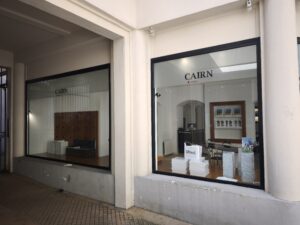 SIGNALETIQUE VITRINE CAIRN EDITIONS SIGNALETIQUE VITRINE CAIRN EDITIONS