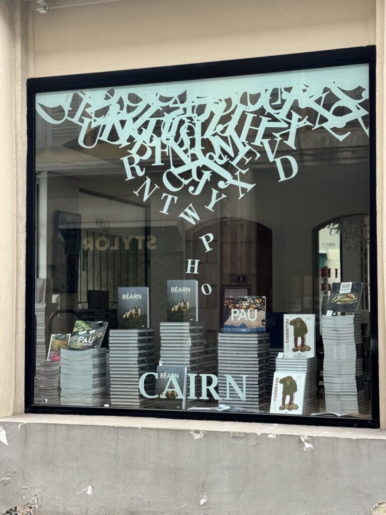 SIGNALETIQUE VITRINE CAIRN EDITIONS