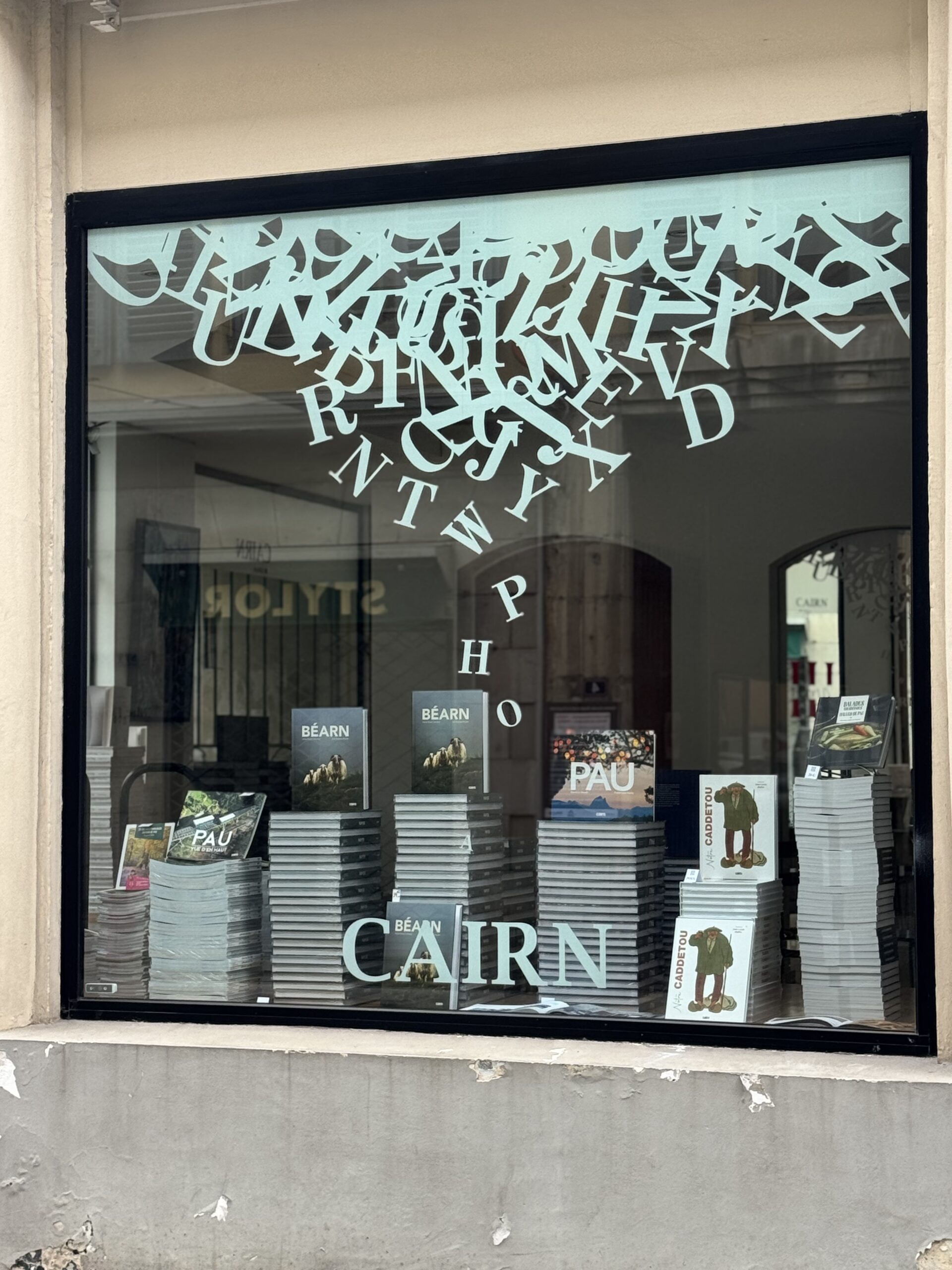 SIGNALETIQUE VITRINE CAIRN EDITIONS